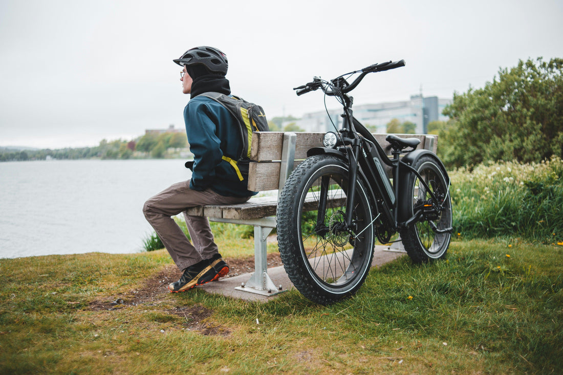 Elcykel lutad på en bänk