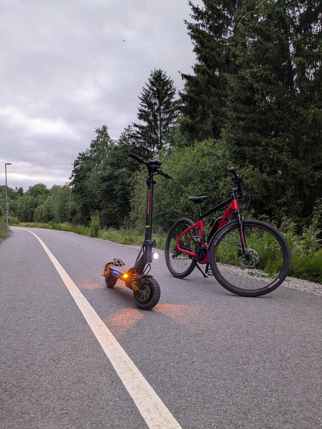 Elsparkcykel ,elcykel bredvid varandra 