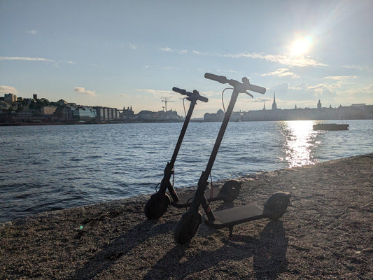 Elsparkcyklar vid vatten i Stockholm