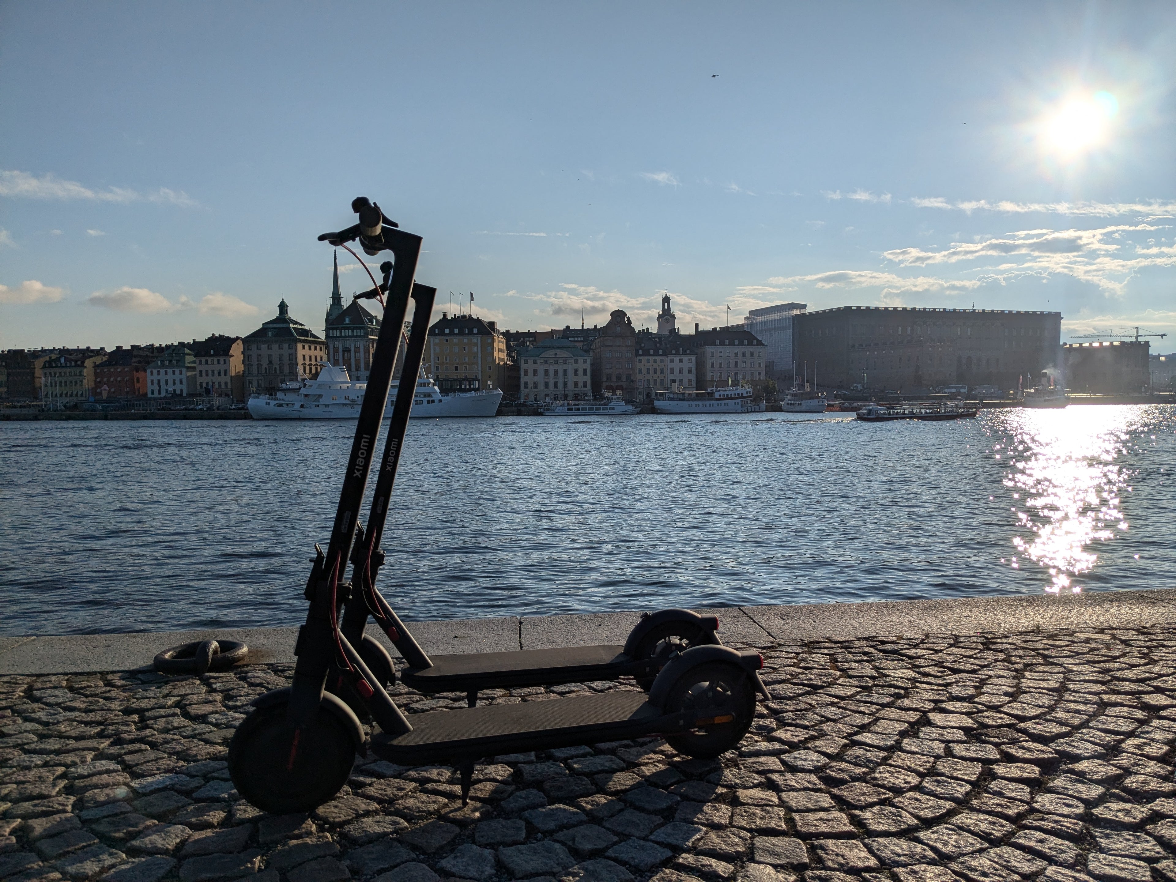 Två elsparkcyklar vid vattnet i Stockholm.