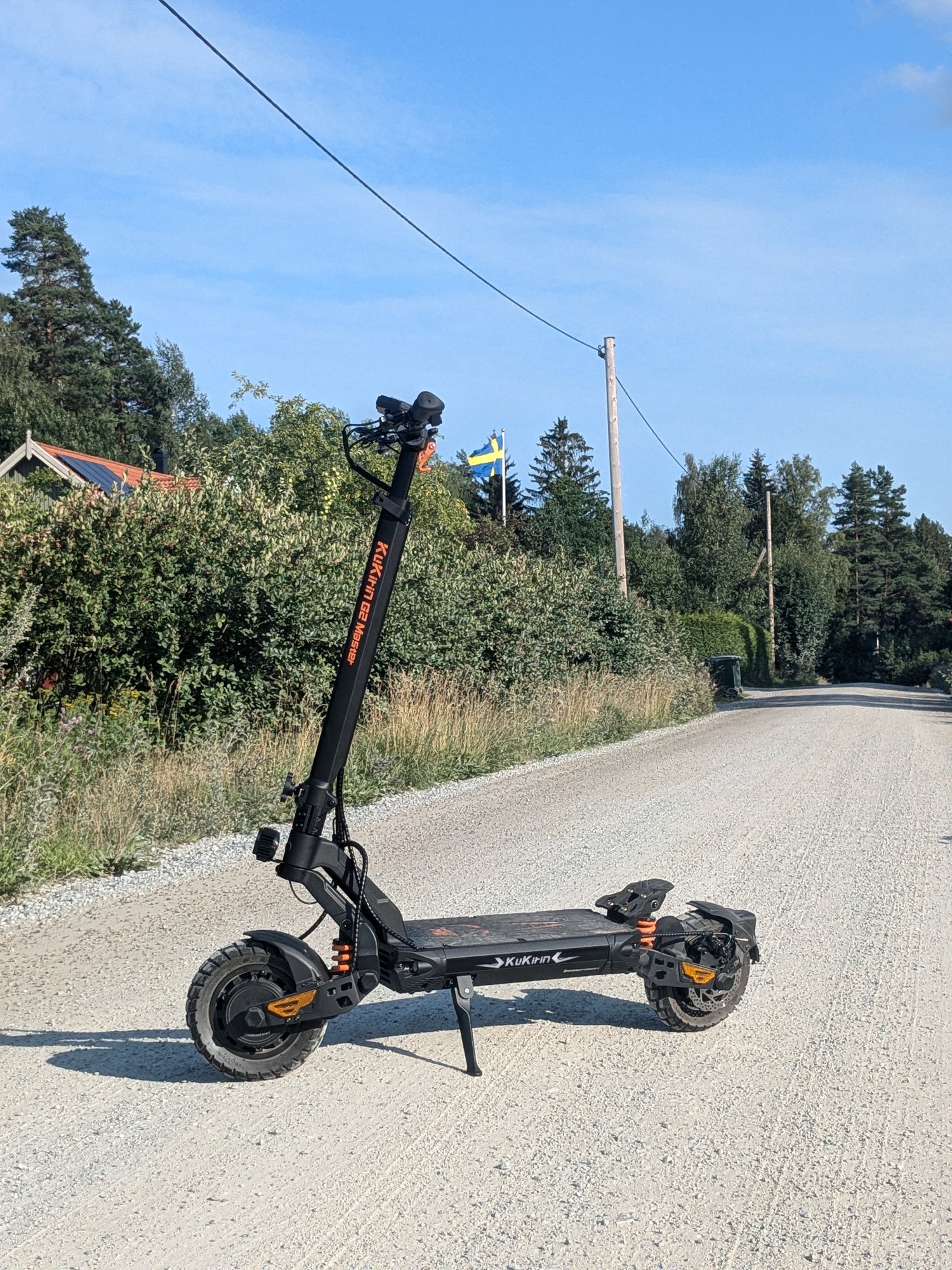 Elsparkcykel Kukirin g2 master på grus väg.